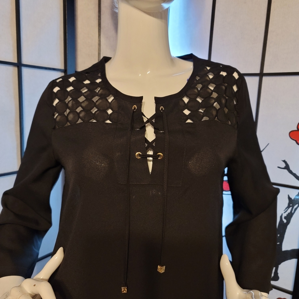 ANNE KLEIN BLACK ELEGANT  LADIES BLOUSE WITH SHEER SHOULDER ART/SIZE MEDIUM - Picture 9 of 13